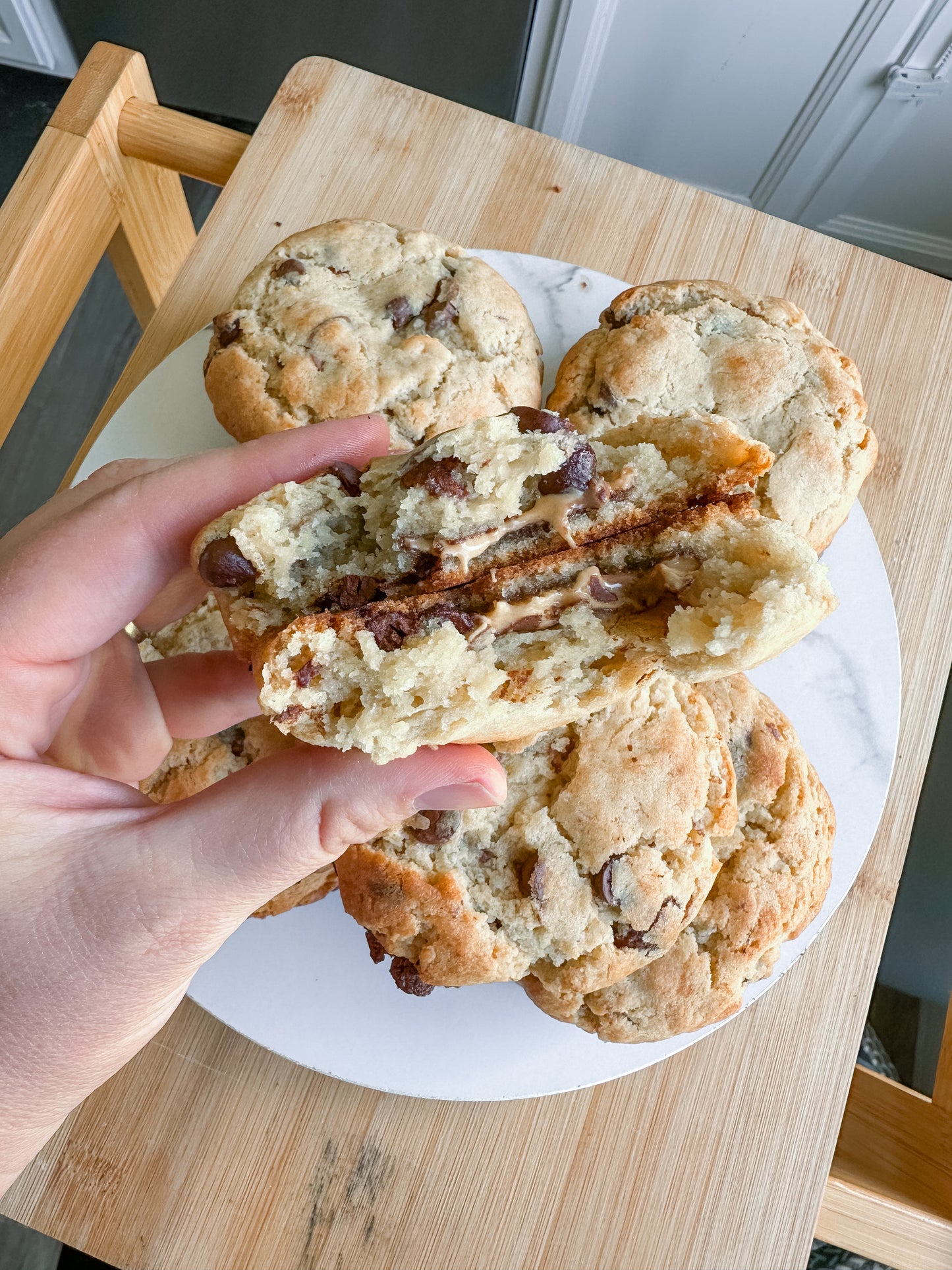 🍌If banana bread and chocolate chip cookies had a baby - Banana Choc Chip Cookies with Peanut Butter Center